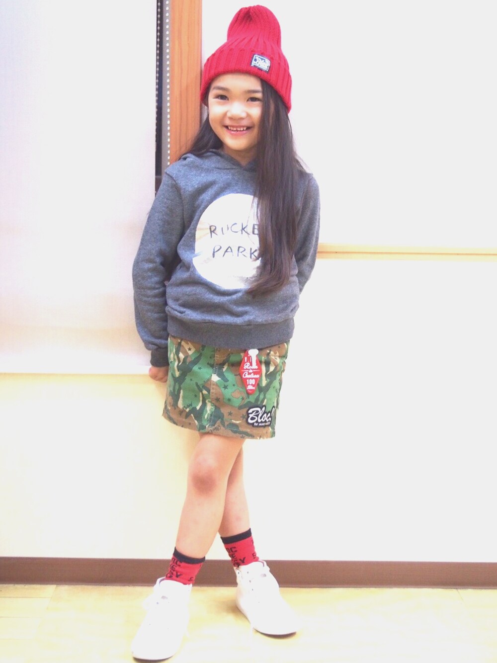 「kids、キッズファッション、女の子」｜「BLOCのアイテム（ニットキャップ/ビーニー、レッド系）」を使った、COCOさん（キッズ・110cm）の秋コーディネートの1枚目の写真