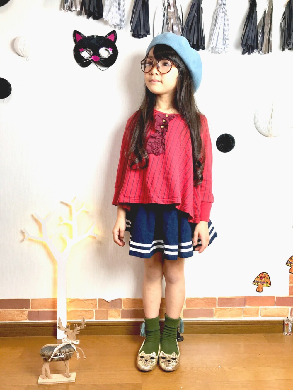 「メガネ女子、キッズコーデ、ベレー帽×メガネ、ベレー帽、kids、おんなのこ、クリスマス」｜「maarookのアイテム（スウェット、レッド系）」を使った、COCOさん（キッズ・110cm）の秋コーディネートの1枚目の写真