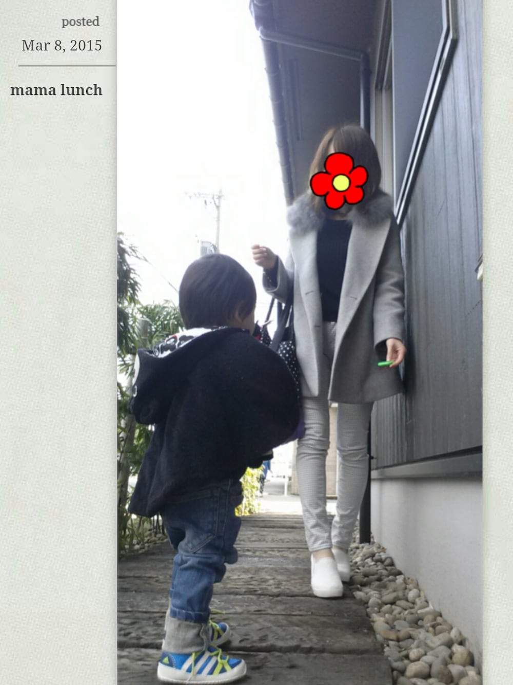 グレー系のその他アウター、ブラック系のニット/セーター、グレー系のその他パンツを着用したレディースの春コーディネートの1枚目の写真