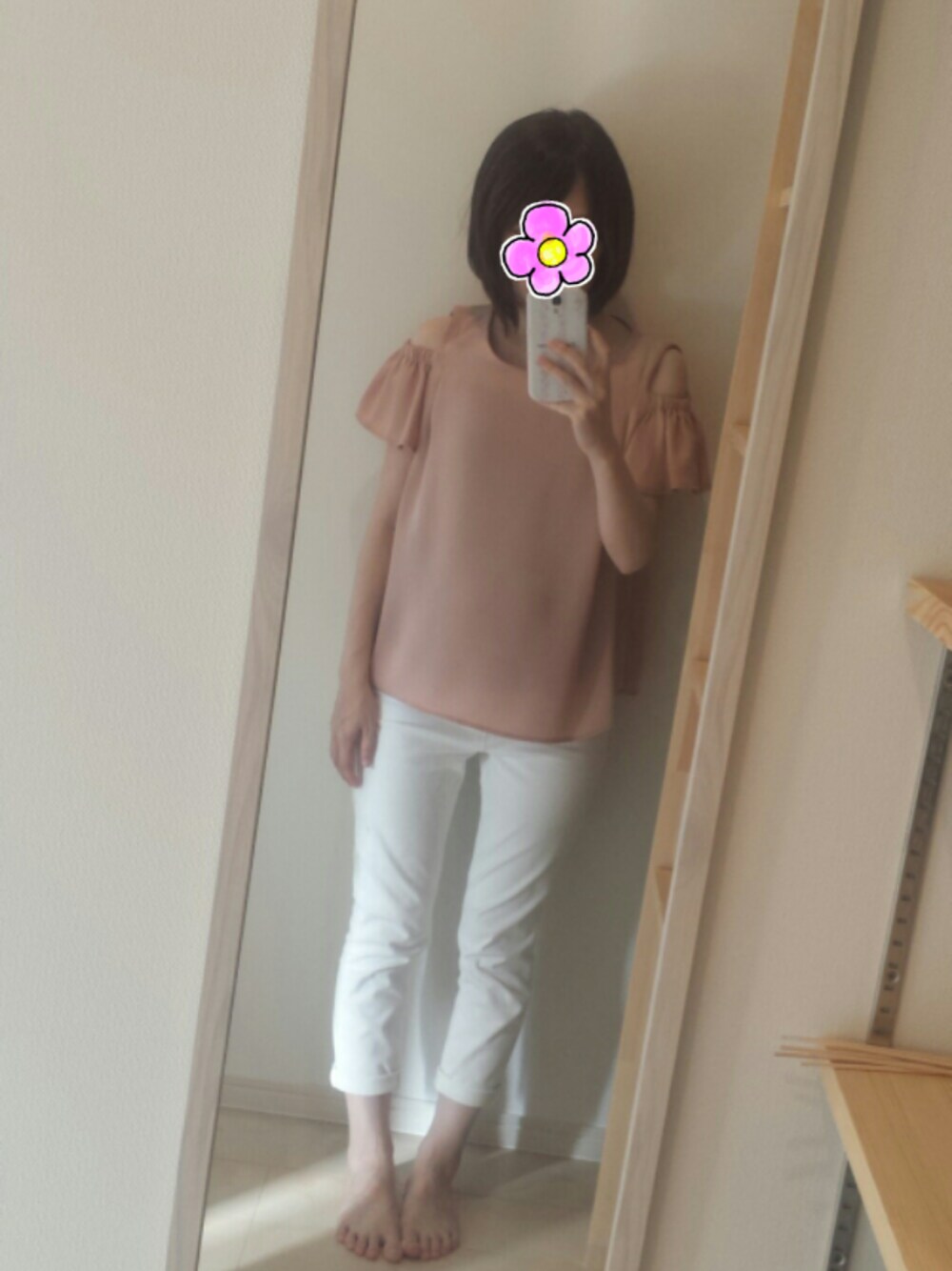 ピンク系のTシャツ/カットソー、ホワイト系のその他パンツ、ベージュ系のショルダーバッグを着用したレディースの夏コーディネートの1枚目の写真