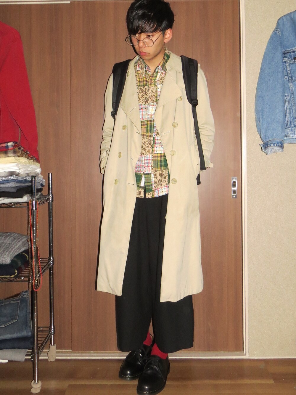 「古着、トレンチコート、柄シャツ、ドクターマーチン、丸メガネ、レトロ、赤い靴下、ガウチョパンツ、burberry、 秋」｜「BEAMS LIGHTSの総柄長袖ネルシャツ（シャツ/ブラウス、グリーン系）」を使った、はやたろうさん（メンズ・170cm）の秋コーディネートの1枚目の写真