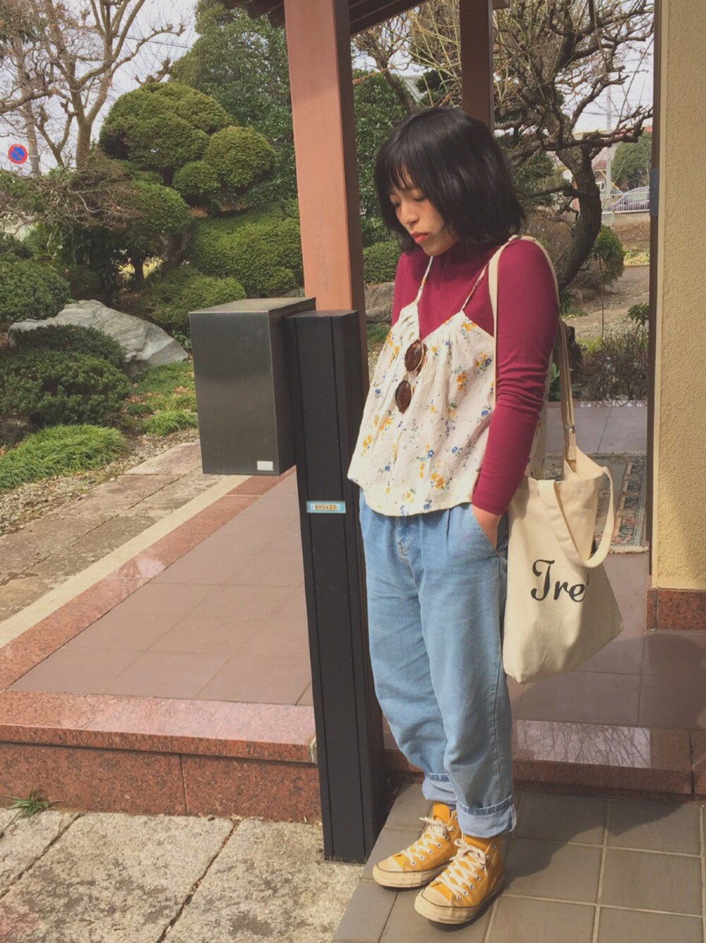 「春、キャミソール、コンバース」｜「LOWRYS FARMのハナガラキャミ　716745（キャミソール、ホワイト系）」を使った、みくさん（レディース・154cm）の春コーディネートの1枚目の写真