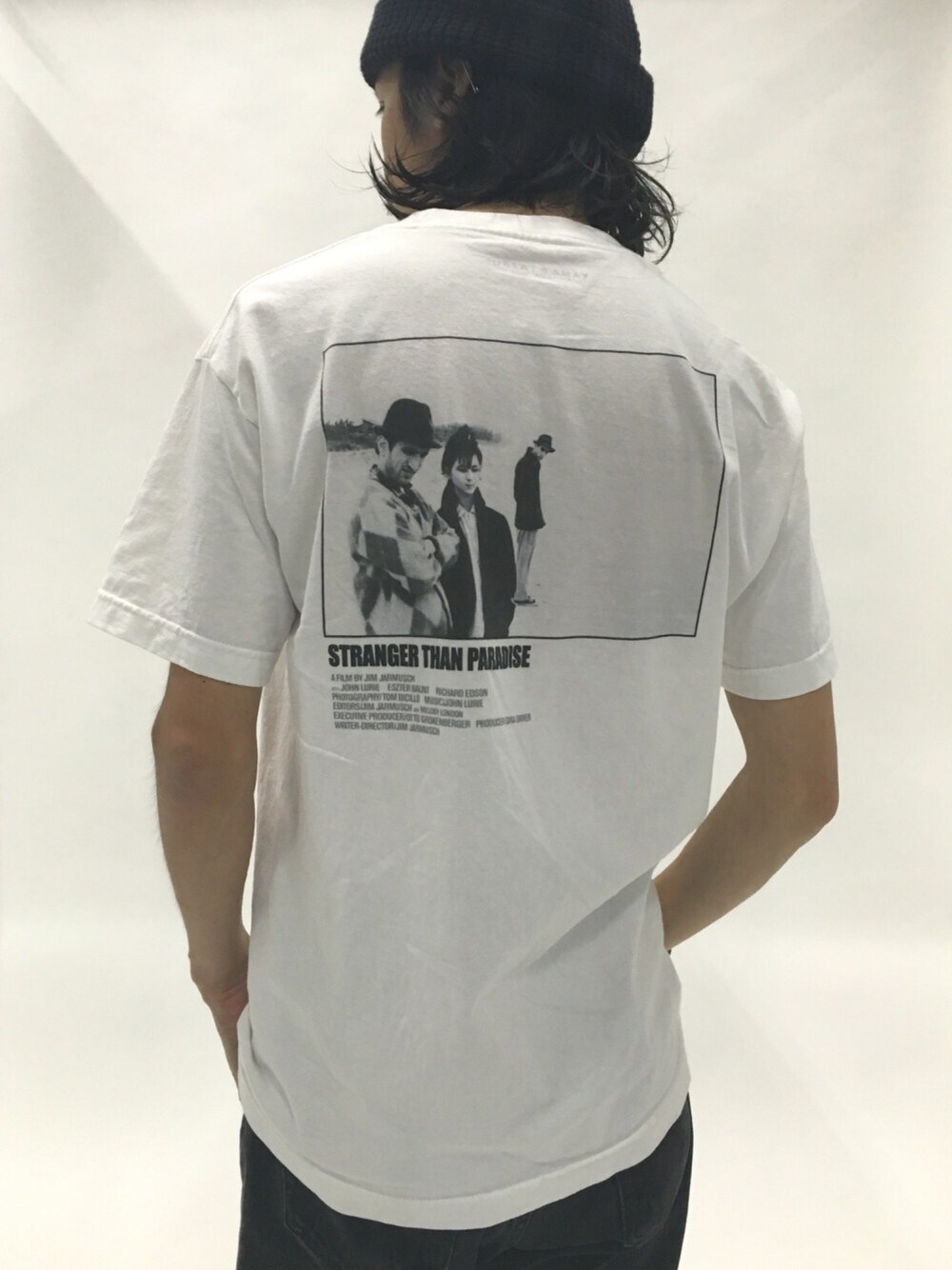 ホワイト系のTシャツ/カットソー、ブラック系のその他パンツ、ブラック系のニットキャップ/ビーニーを着用したメンズの夏コーディネートの1枚目の写真