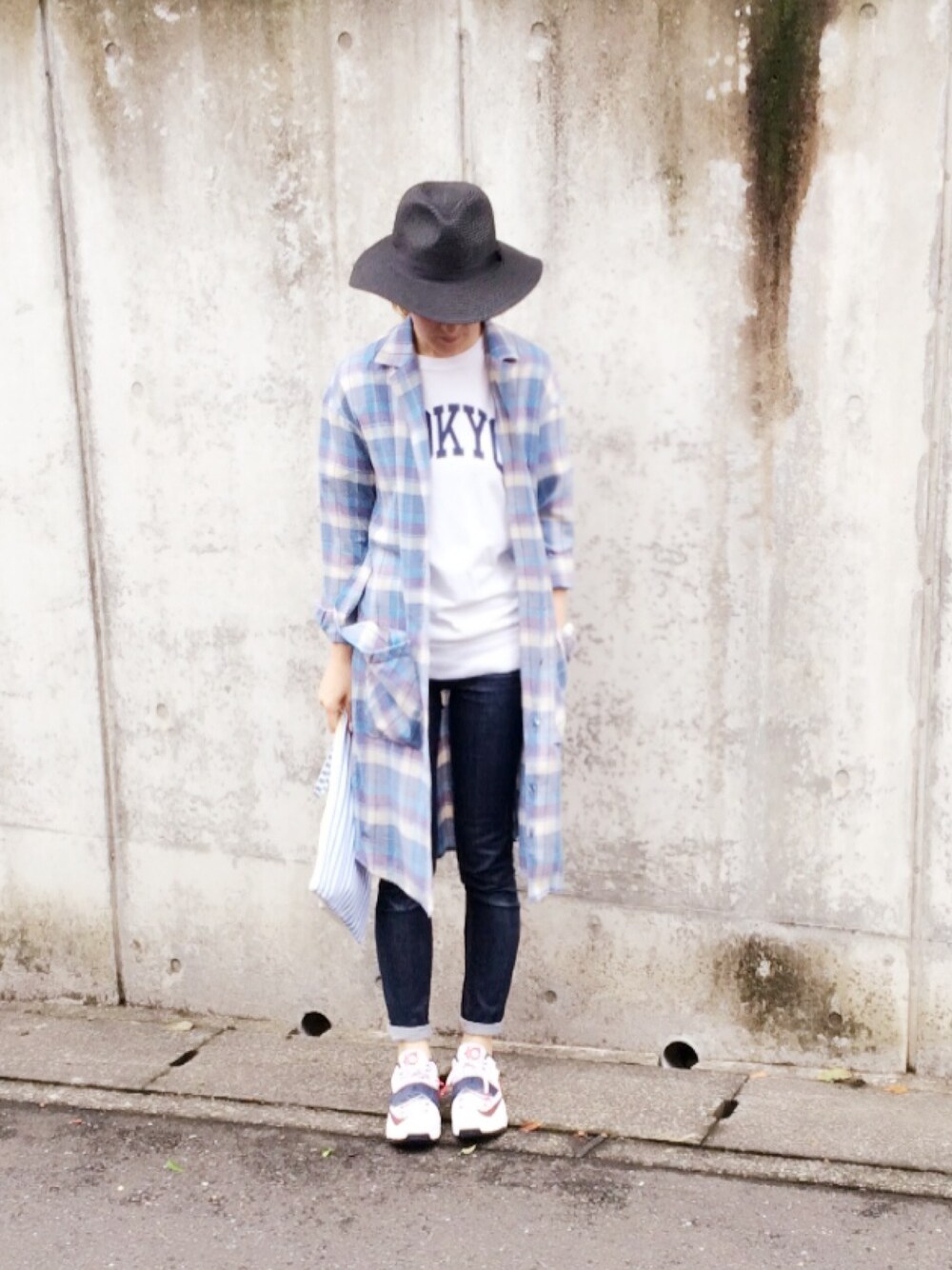 「チェックシャツ、ロングシャツ、ハット、黒ハット、ロゴT、ナイキ、ISBIT、デニム」｜「ISBITのロングチェックシャツ（Tシャツ/カットソー、ブルー系）」を使った、yukaさん（レディース・158cm）の夏コーディネートの1枚目の写真