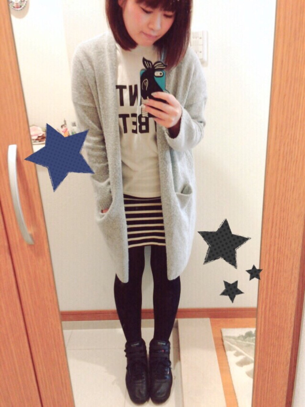 ホワイト系のTシャツ/カットソー、ブラック系のスニーカー、ブルー系のスカートを着用したレディースの春コーディネートの1枚目の写真