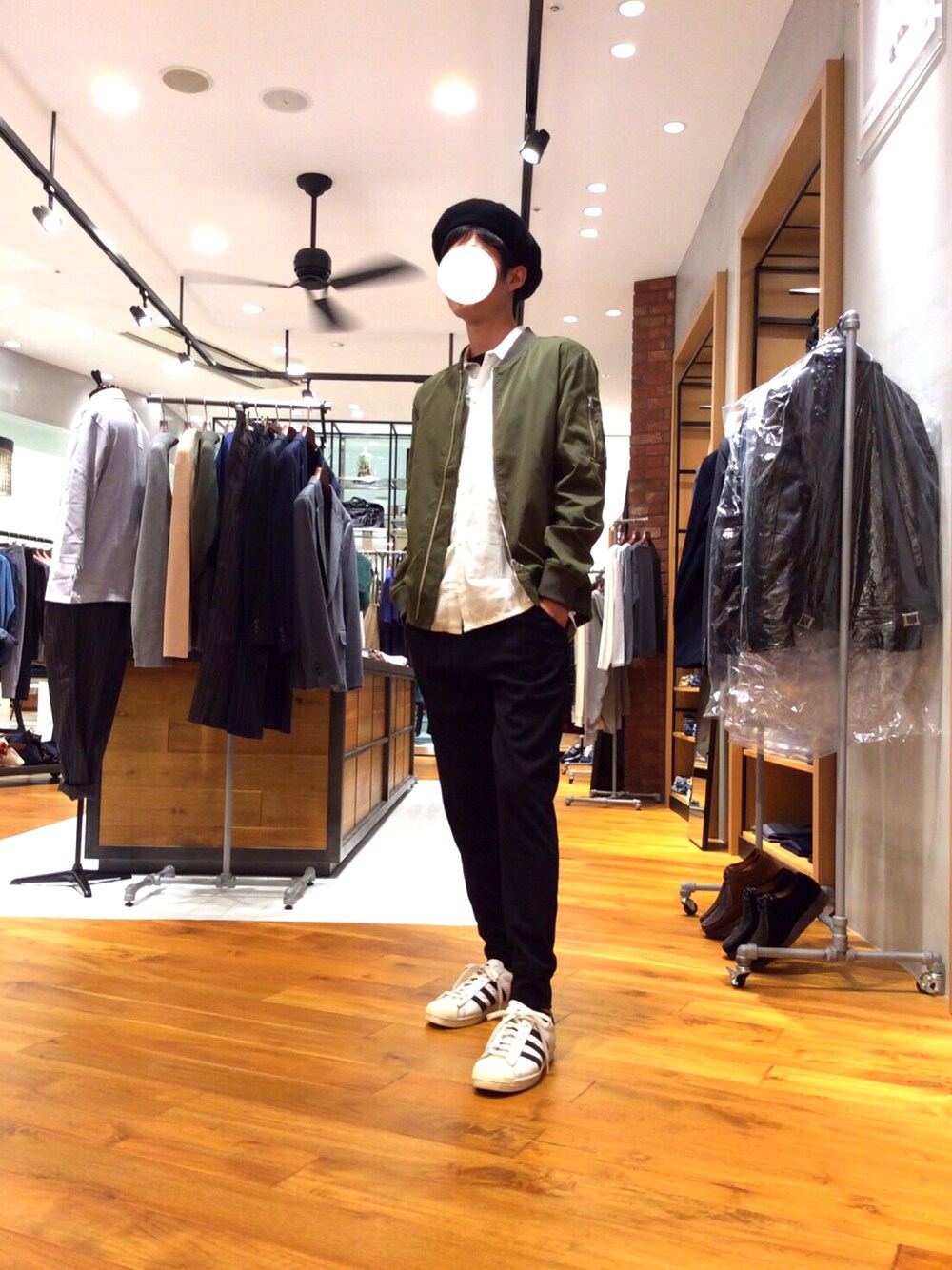 「ゆるコーデ、ベレー帽、MA-1、カーキ、ジャージ、アディダス、秋コーデ、URBAN RESEARCH」｜「URBAN RESEARCHのRohw×UR BASQUE BERET（ハンチング/ベレー帽、ブラック系）」を使った、kenboさん（メンズ・170cm）の秋コーディネートの1枚目の写真