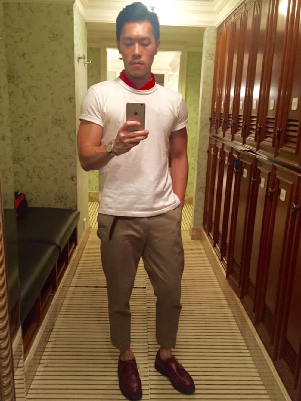 「gym、Gentleman、Paraboot、The Real McCoy's、ID DAILYWEAR」｜「JOURNAL STANDARDのアイテム（マフラー、レッド系）」を使った、Fung Chanさん（メンズ・174cm）の夏コーディネートの1枚目の写真