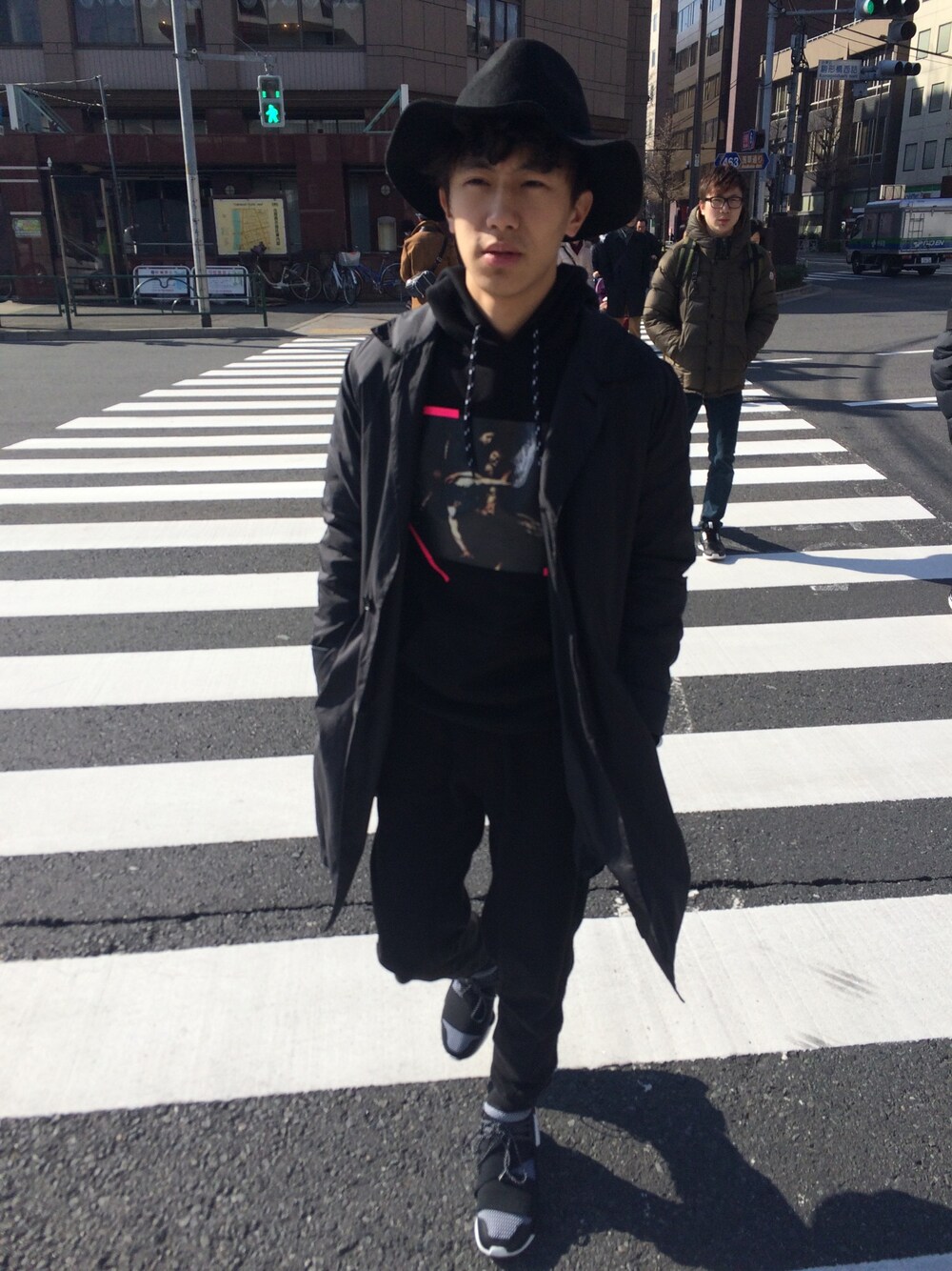 「Japan #ootd #streetshot #theblackfashion #ootdfromabove」｜「Y-3のアイテム（スニーカー、ブラック系）」を使った、丁豪さん（メンズ・167cm）の冬コーディネートの1枚目の写真