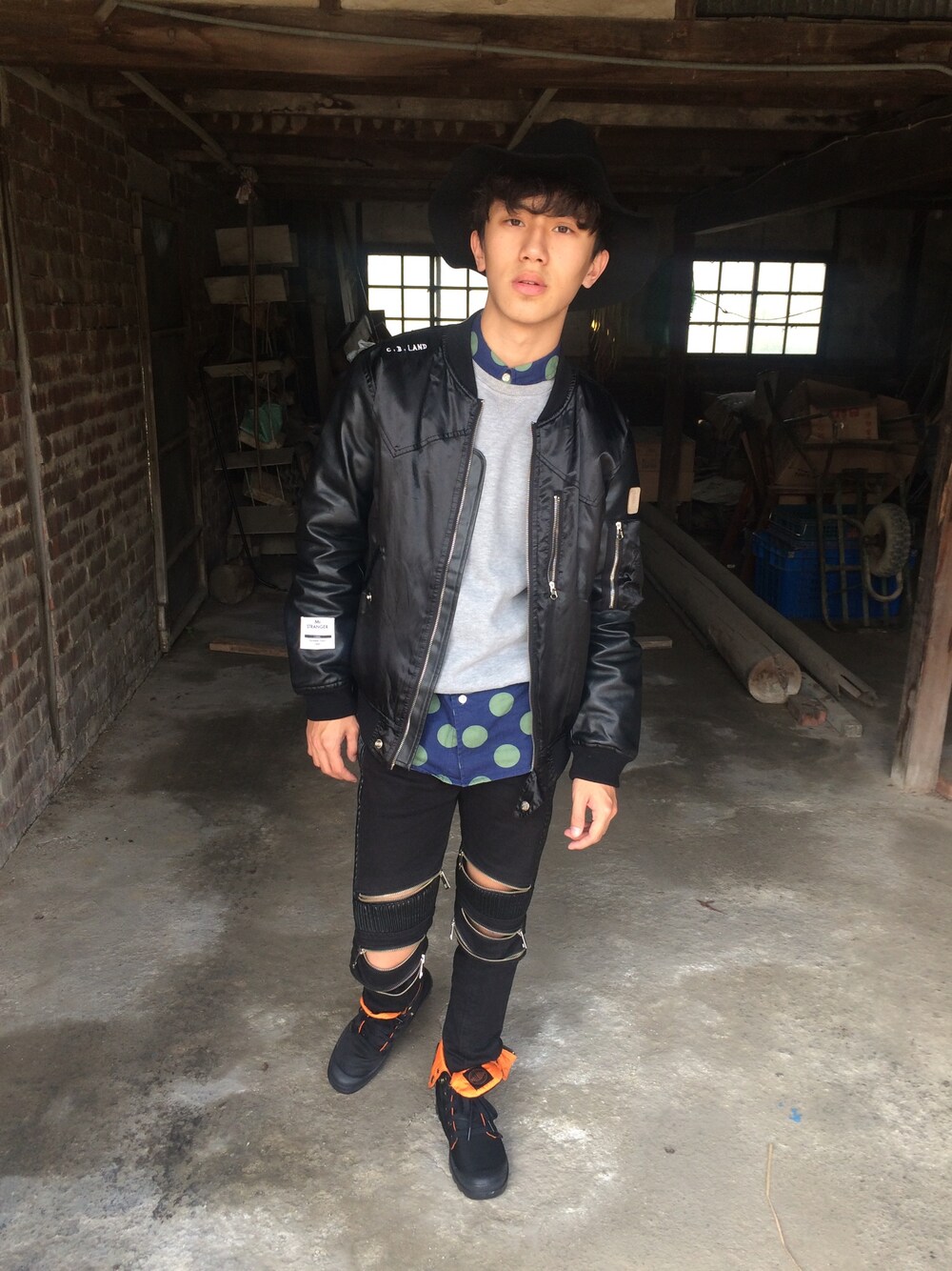 「PALLADIUMのアイテム（スニーカー、ブラック系）」を使った、丁豪さん（メンズ・167cm）の冬コーディネートの1枚目の写真