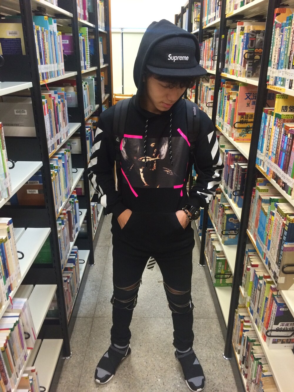 「off whiteのアイテム（パーカー、ブラック系）」を使った、丁豪さん（メンズ・167cm）の春コーディネートの1枚目の写真