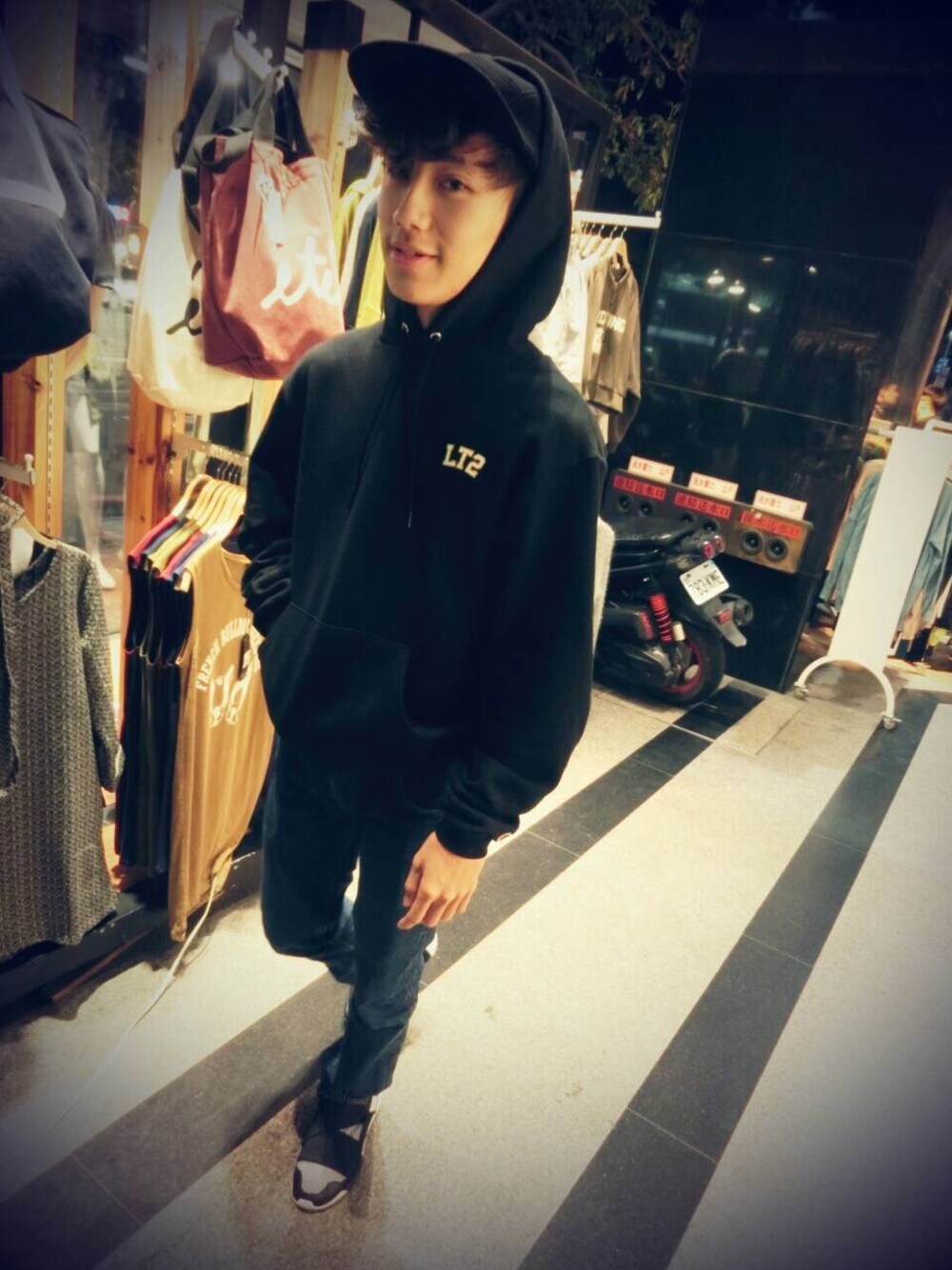 「championID」｜「Supreme のアイテム（キャップ、ブラック系）」を使った、丁豪さん（メンズ・167cm）の春コーディネートの1枚目の写真