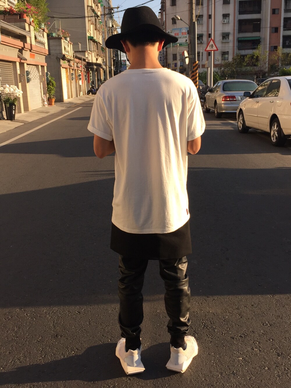 「CLOTのアイテム（Tシャツ/カットソー、ホワイト系）」を使った、丁豪さん（メンズ・167cm）の春コーディネートの1枚目の写真