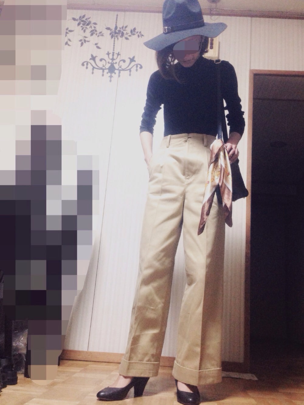 ブラック系のニット/セーター、ブラック系のショルダーバッグ、ブラック系のパンプスを着用したレディースの春コーディネートの1枚目の写真