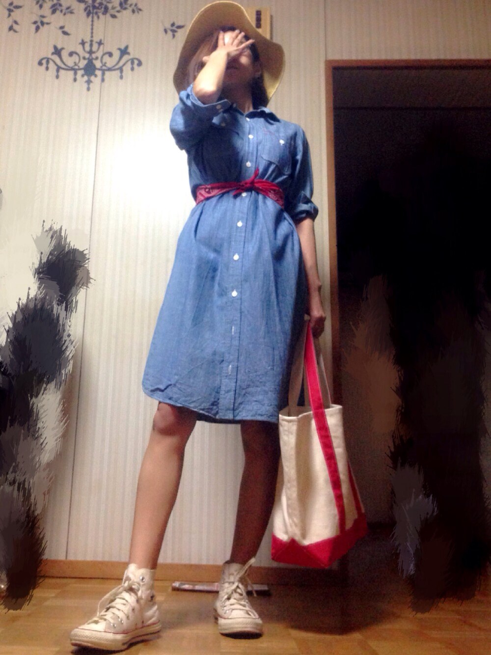 「バンダナ、バンダナ巻き、バンダナスカート、デニムシャツ、デニムワンピース、シャツワンピ、シャツワンピース、トートバッグ、白スニーカー、オトナカジュアル」｜「Another Editionの◆HAV A HANK◆バンダナ/HAV A HANK BANDANNA（バンダナ/スカーフ、レッド系）」を使った、あろまんØさん（レディース・160cm）の春コーディネートの1枚目の写真