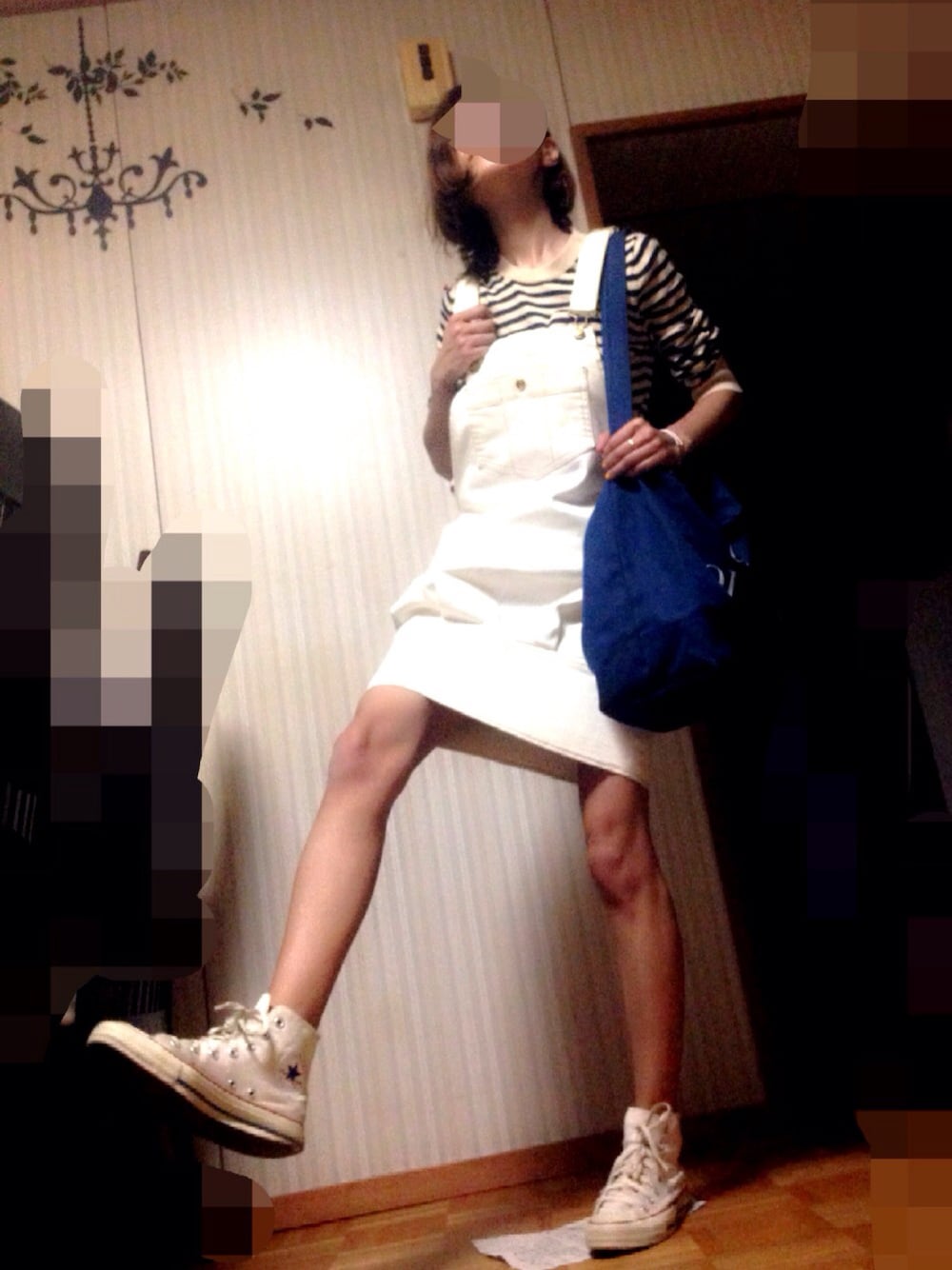「ボーダー、ニット、サロペット、白コーデ、マリン、A.P.C.、エックスガール、コンバース」｜「A.P.C.のアイテム（ニット/セーター、ベージュ系）」を使った、あろまんØさん（レディース・160cm）の春コーディネートの1枚目の写真