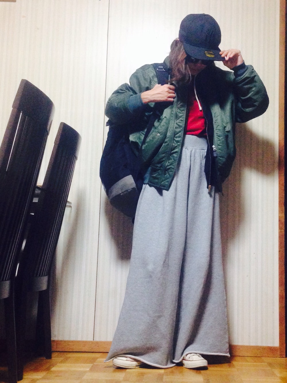 「ニューエラ、MA-1、赤Tシャツ、スウェットパンツ、ワイドパンツ、リュック、キャップ、ボーイズライク、ボーイズmix、ラクチンコーデ」｜「🌟kiwaのアイテム（その他、グリーン系）」を使った、あろまんØさん（レディース・160cm）の秋コーディネートの1枚目の写真
