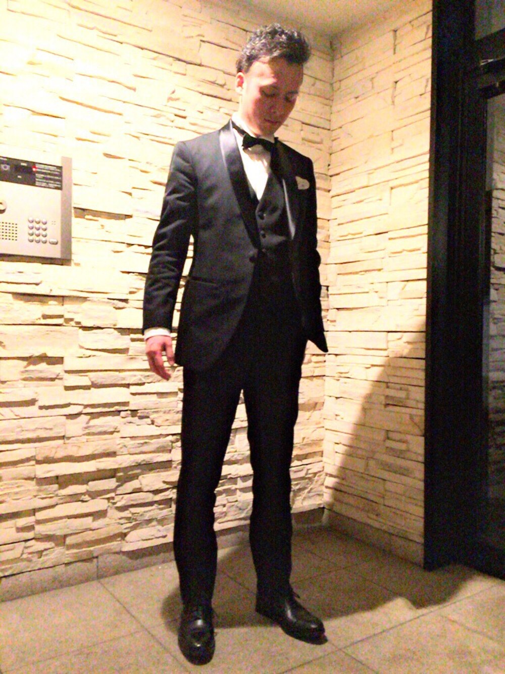 「タキシード、蝶ネクタイ、結婚式、フォーマル、スーツ、黒、大人、パーティー」｜「azabu tailorのアイテム（セットアップ、ブラック系）」を使った、たぼさん（メンズ・174cm）の春コーディネートの1枚目の写真