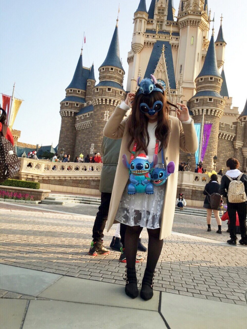 「snidel、frayid、ディズニー、disney、ホワイト、キャメル、ootd、stitch、スティッチ、ディズニーランド」｜「FRAY I.Dのウールロングチェスターコート（チェスターコート、イエロー系）」を使った、みたたんさん（レディース・158cm）の冬コーディネートの1枚目の写真