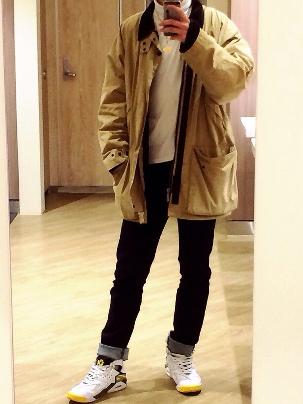 「nautica、Nike air huarache、ホワイトスニーカー」｜「SHARE PARKのアイテム（Tシャツ/カットソー、ホワイト系）」を使った、Tomoさん（メンズ・178cm）の春コーディネートの1枚目の写真