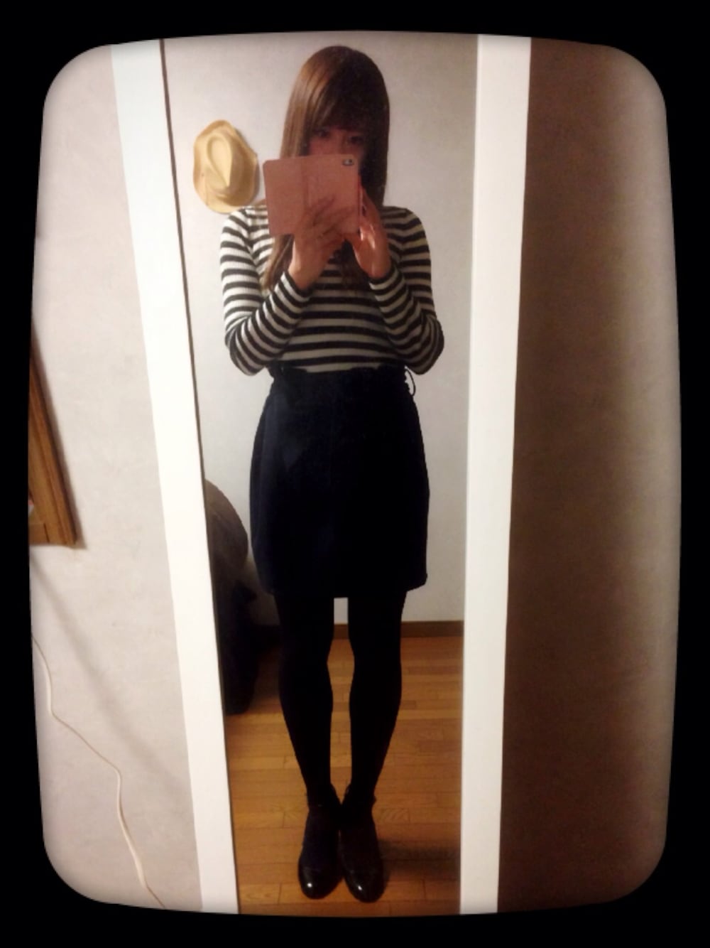 ブルー系のスカート、ブラック系のニット/セーター、ブラック系のパンプスを着用したレディースの冬コーディネートの1枚目の写真