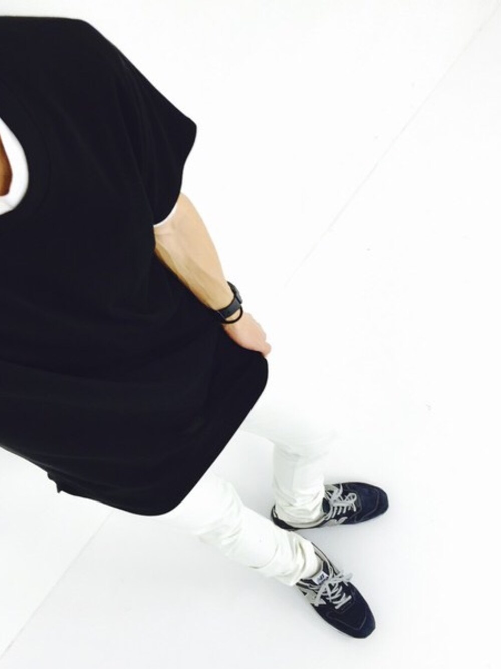 「ホワイトパンツ、ビッグシルエット、モノトーン、スニーカー、スキニー、New Balance、ピクニック、アウトドアスタイル、スポーツミックス」｜「NEW BALANCEのnew balance M1400 NV（スニーカー、ブルー系）」を使った、Lowさん（メンズ・165cm）の春コーディネートの1枚目の写真