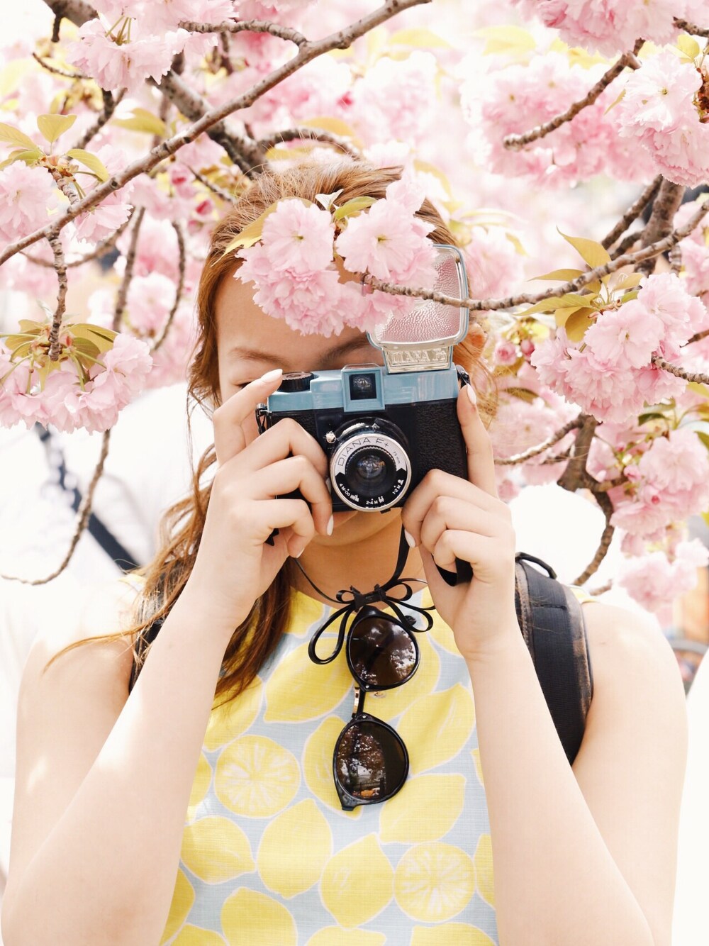 「rope picnic、sakura、lemon、JINS、Sunglasses、camera、blue、girl」｜「ROPE'のアイテム（ベスト、イエロー系）」を使った、Krazzie さん（レディース・168cm）の春コーディネートの1枚目の写真