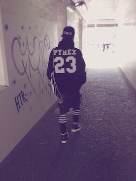 「DRKSHDW by RICK OWENS（ダークシャドウ バイ リックオウエンス）のアイテム（その他パンツ、ブラック系）」を使った、シソンヌ長谷川忍さん（メンズ・185cm）の春コーディネート