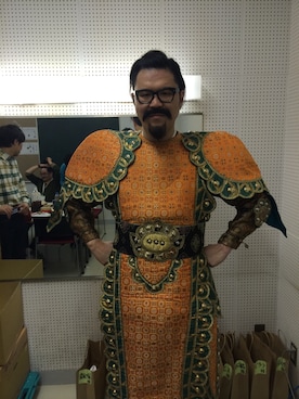 「日本テレビ衣装部（Tシャツ/カットソー、イエロー系）」を使った、シソンヌ長谷川忍さん（メンズ・185cm）の春コーディネート