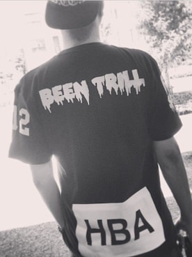 「HOOD BY AIR（Tシャツ/カットソー、ブラック系）」を使った、シソンヌ長谷川忍さん（メンズ・185cm）の春コーディネート