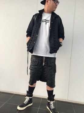 「DRKSHDW by RICK OWENS（ダークシャドウ バイ リックオウエンス）のアイテム（その他パンツ、ブラック系）」を使った、シソンヌ長谷川忍さん（メンズ・185cm）の春コーディネート
