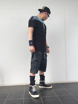 「DRKSHDW by RICK OWENS（ダークシャドウ バイ リックオウエンス）のアイテム（その他パンツ、ブラック系）」を使った、シソンヌ長谷川忍さん（メンズ・185cm）の春コーディネート