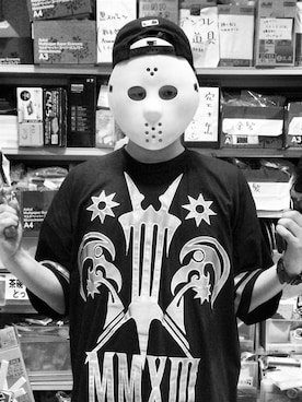 「KTZ（ケイティーゼット）のアイテム（Tシャツ/カットソー、ブラック系）」を使った、シソンヌ長谷川忍さん（メンズ・185cm）の夏コーディネート