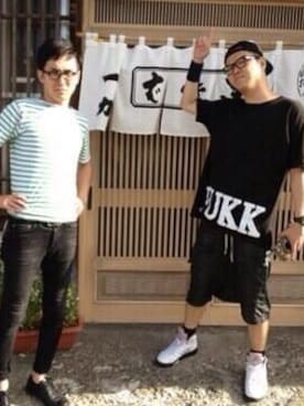 「DRKSHDW by RICK OWENS（ダークシャドウ バイ リックオウエンス）のアイテム（その他パンツ、ブラック系）」を使った、シソンヌ長谷川忍さん（メンズ・185cm）の夏コーディネート