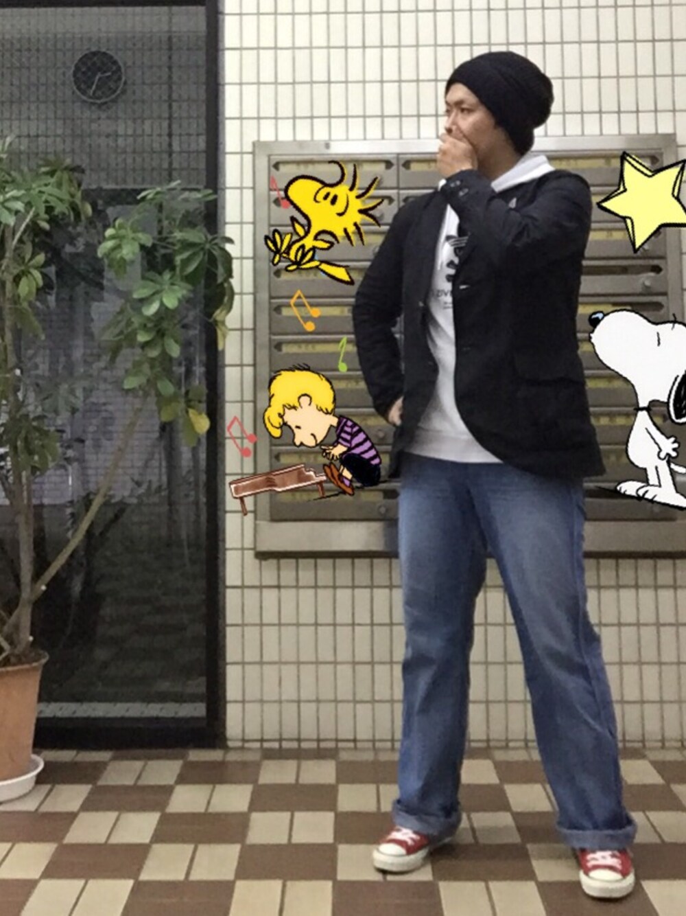 「ジャケット、パーカー、デニム、ロールアップ、赤いスニーカー、ニット帽、古着、ゆったりコーデ、スタンプ、スタンプで隠す」｜「adidasの白いパーカー（パーカー、ホワイト系）」を使った、おあさん（メンズ・170cm）の秋コーディネートの1枚目の写真