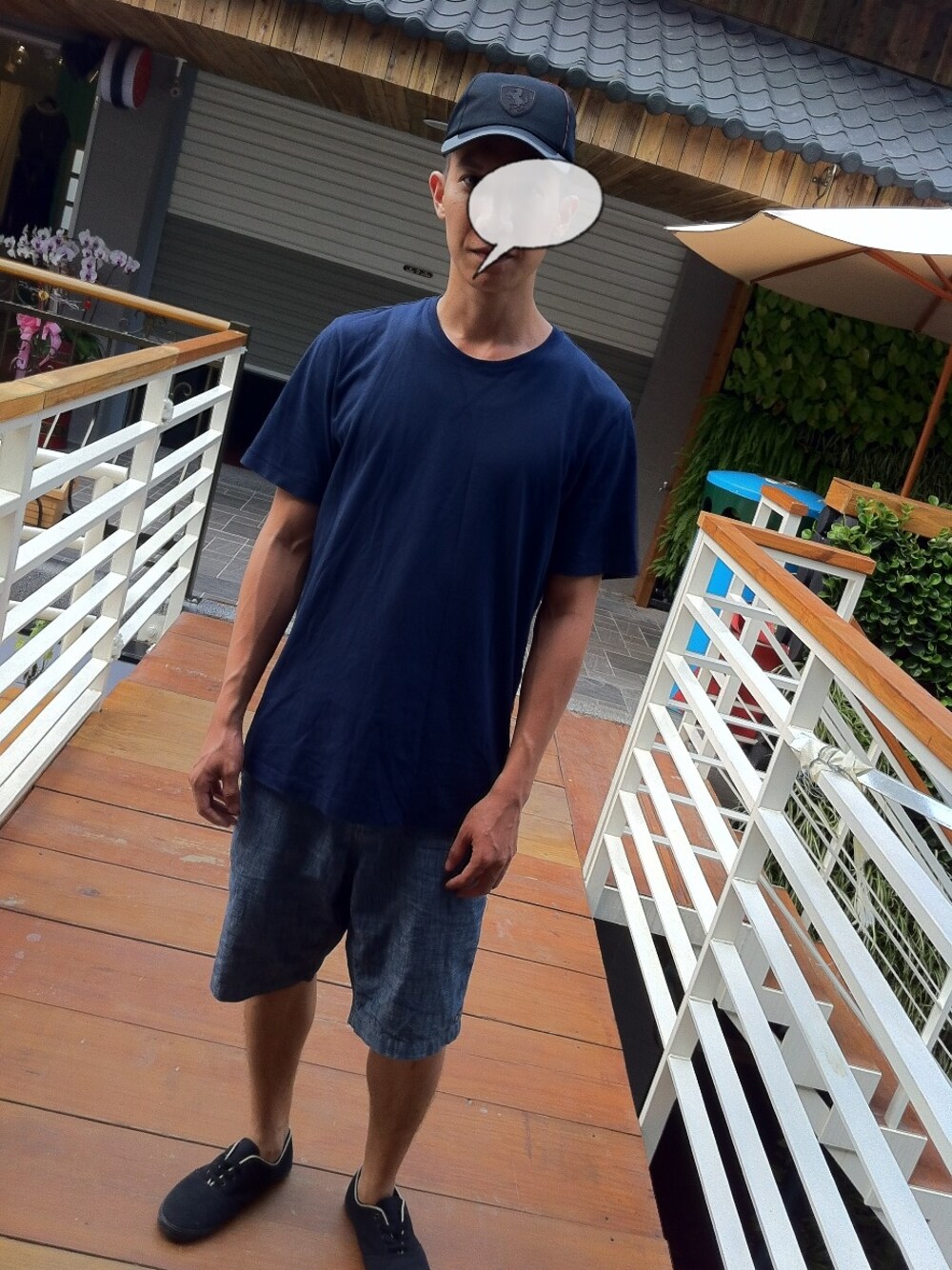 「blue、casual」｜「ESPRITのアイテム（Tシャツ/カットソー、ブルー系）」を使った、JYCさん（メンズ・178cm）の秋コーディネートの1枚目の写真