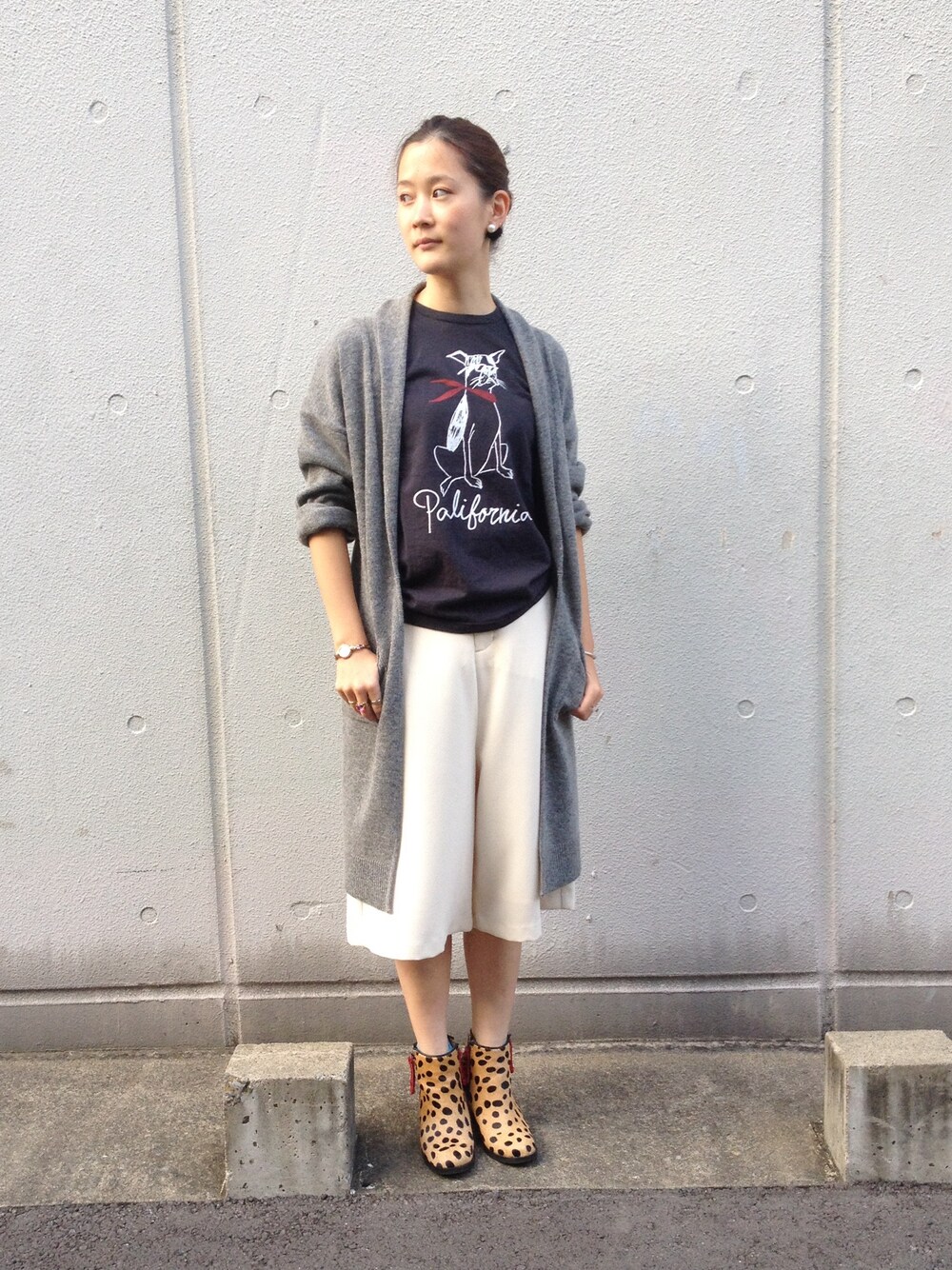 シルバー系のニット/セーター、ブラック系のTシャツ/カットソー、ホワイト系のその他パンツを着用したレディースの秋コーディネートの1枚目の写真