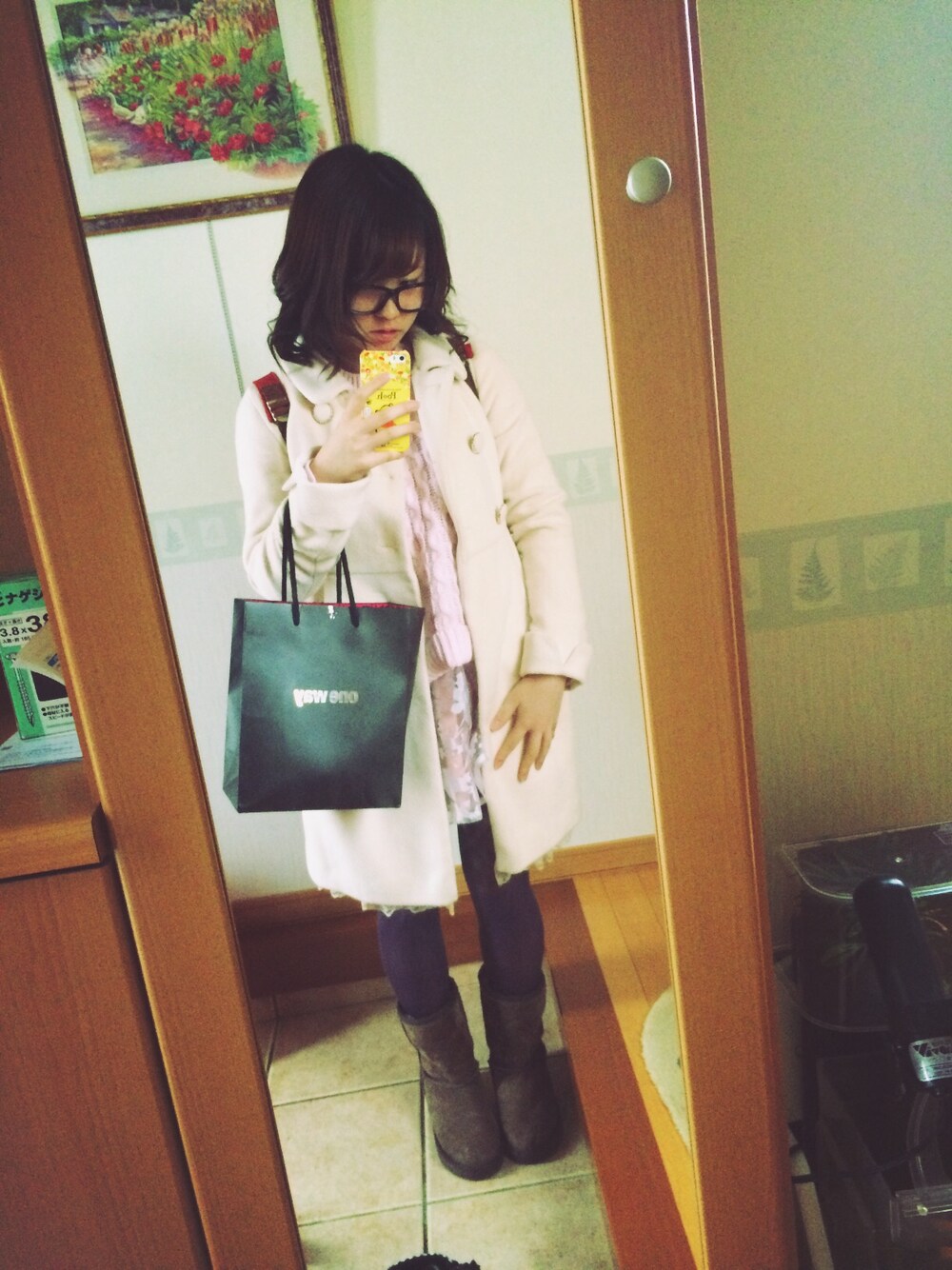 ピンク系のニット/セーター、パープル系のタイツ/ストッキングを着用したレディースの冬コーディネートの1枚目の写真