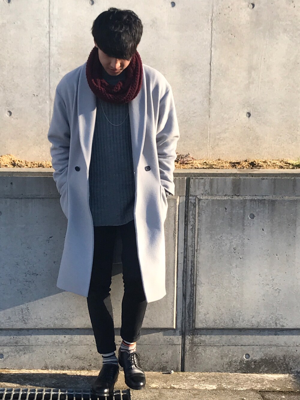 「冬、ロングコート、黒スキニー、革靴、ソックス、スヌード、グレー、STUDIOUS、HARE、RAGEBLUE」｜「STUDIOUSのSTUDIOUS オーバーサイズリブニットプルオーバー（ニット/セーター、グレー系）」を使った、たかけんさん（メンズ・176cm）の冬コーディネートの1枚目の写真