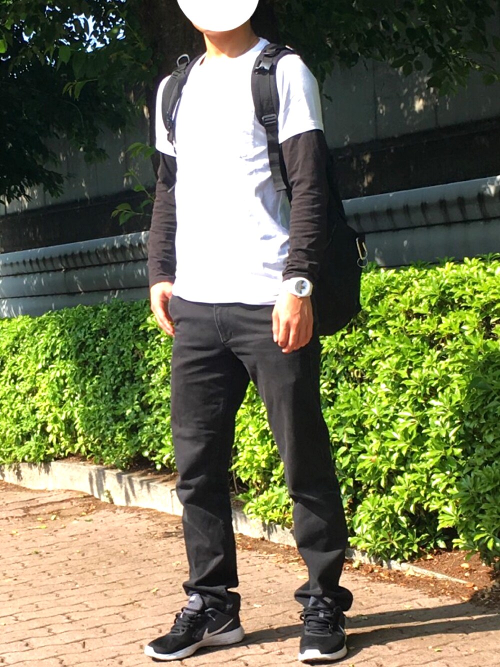 ホワイト系のTシャツ/カットソー、ブラック系のトップス、ブラック系のバックパック/リュックを着用したメンズの春コーディネートの1枚目の写真