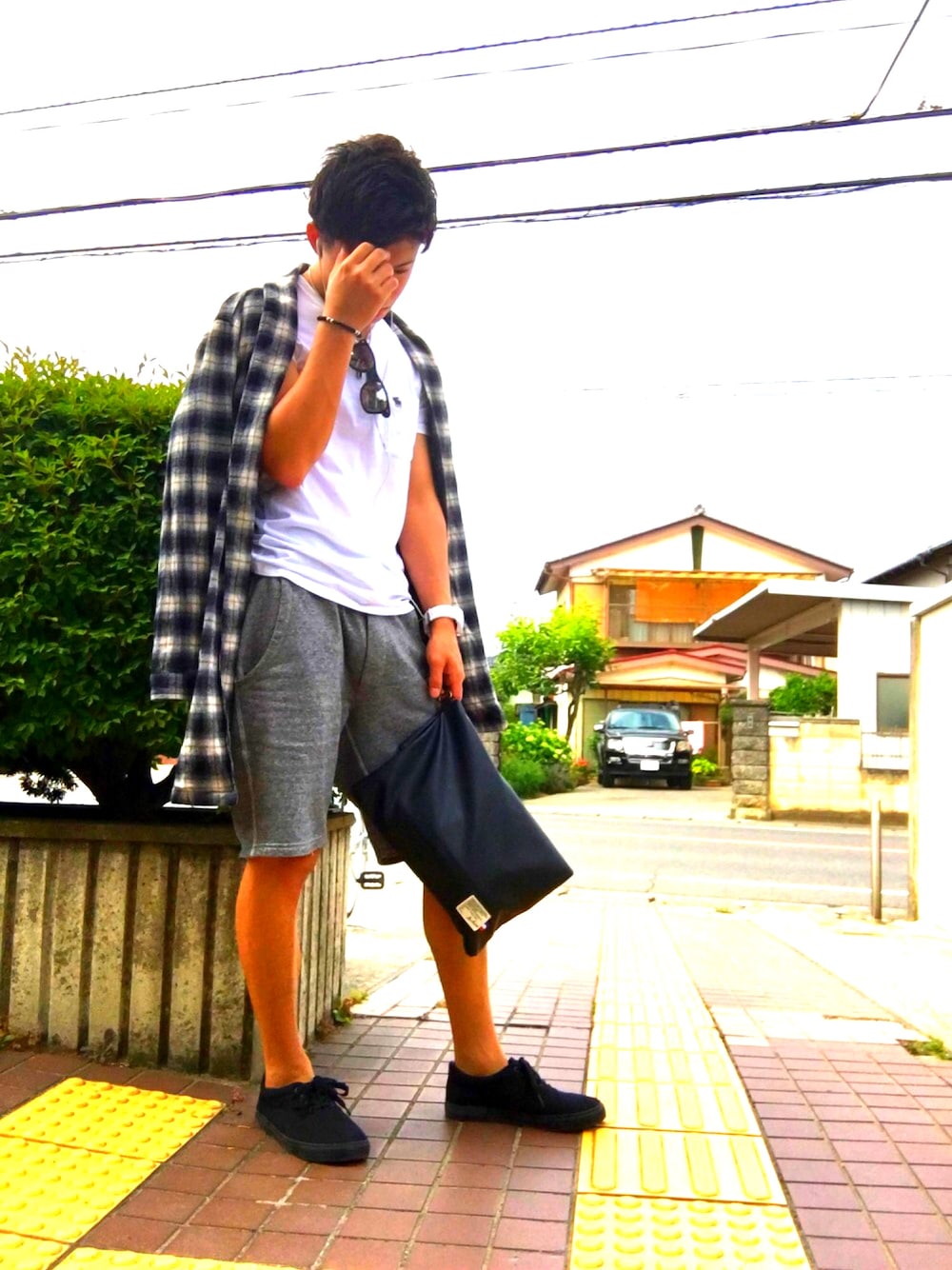 「夏、ラフ、Tシャツ、シャツスタイル、短パン、カーディガン、原宿、新宿、誕生日、170cm」｜「Abercrombie&Fitchのアイテム（Tシャツ/カットソー、ホワイト系）」を使った、えいきちさん（メンズ・170cm）の夏コーディネートの1枚目の写真