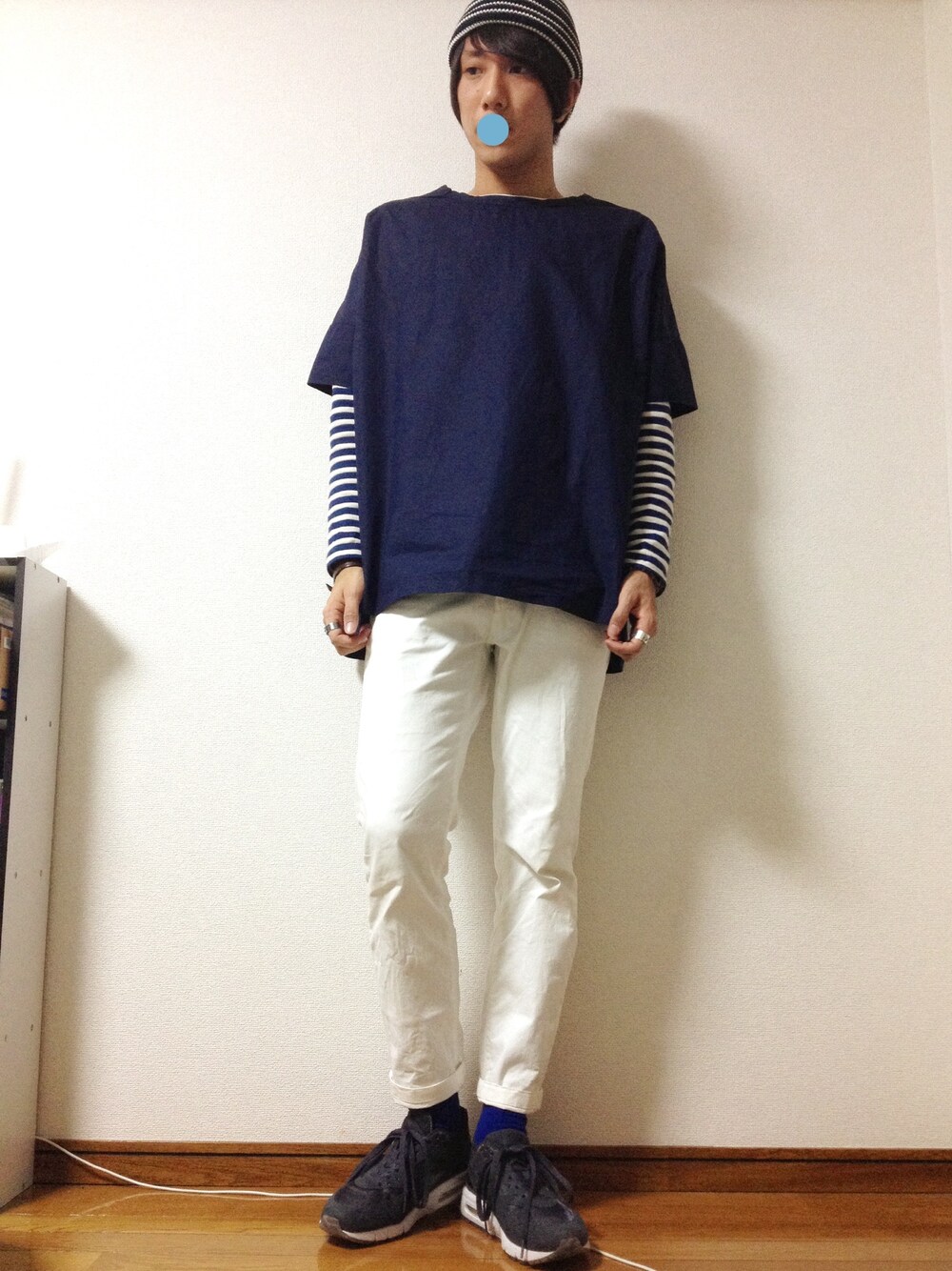 ブルー系のTシャツ/カットソー、ブルー系のスニーカー、ブルー系のTシャツ/カットソーを着用したメンズの春コーディネートの1枚目の写真