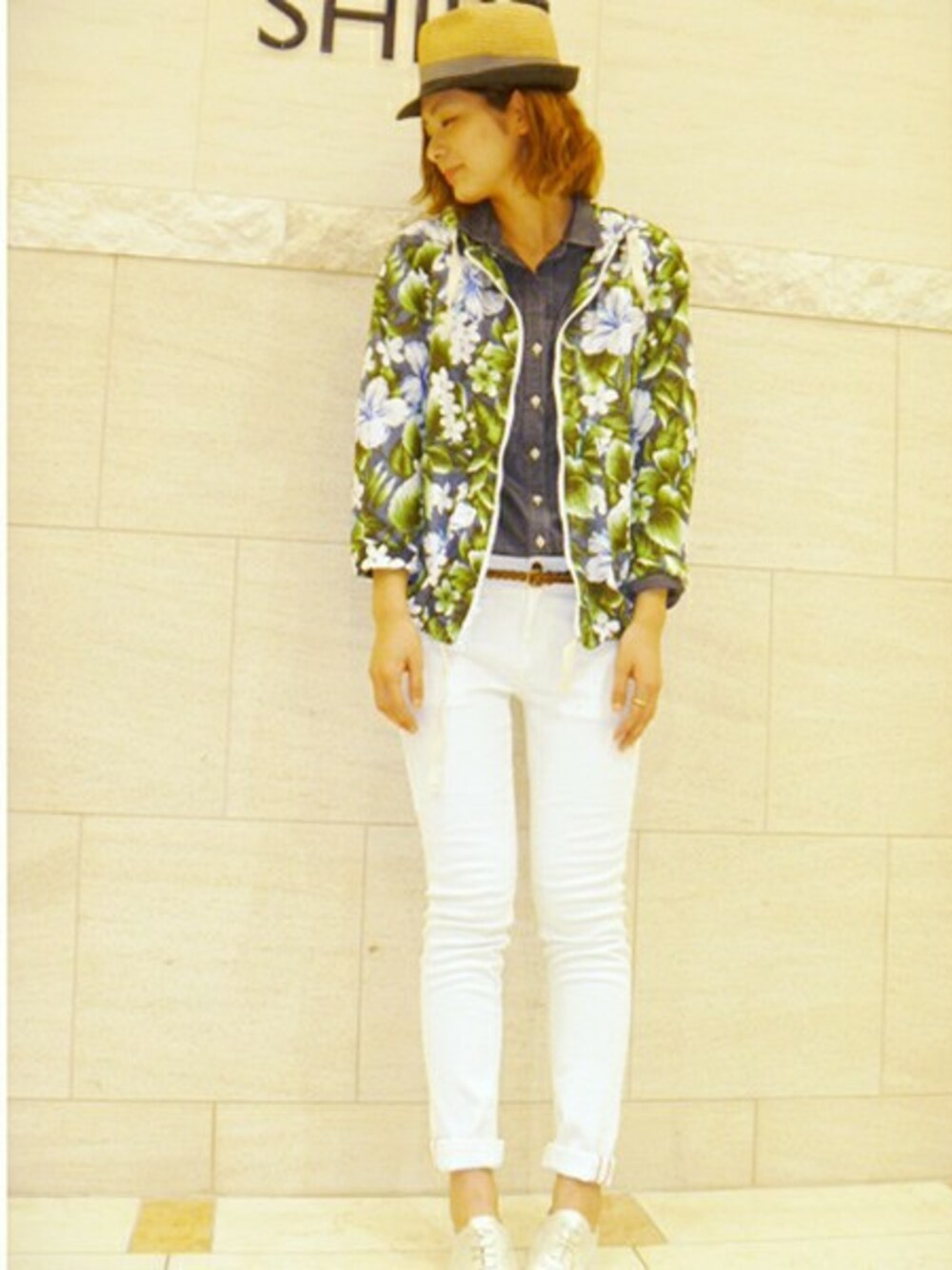 ブルー系のシャツ/ブラウス、ホワイト系のデニムパンツ、ホワイト系のその他シューズを着用したレディースの春コーディネートの1枚目の写真