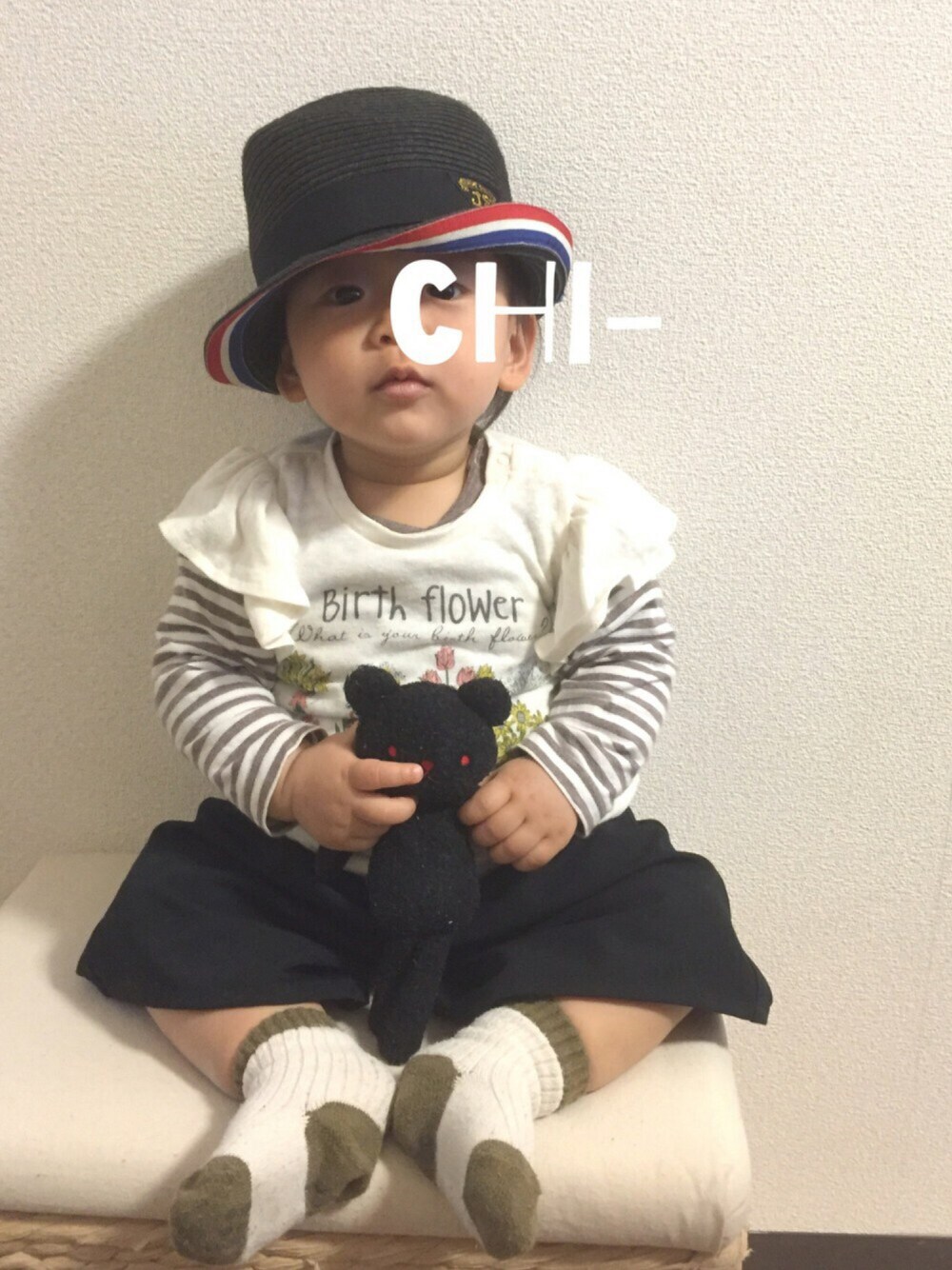 ホワイト系のTシャツ/カットソー、ブラック系のその他パンツ、ブラック系のハットを着用したキッズの春コーディネートの1枚目の写真