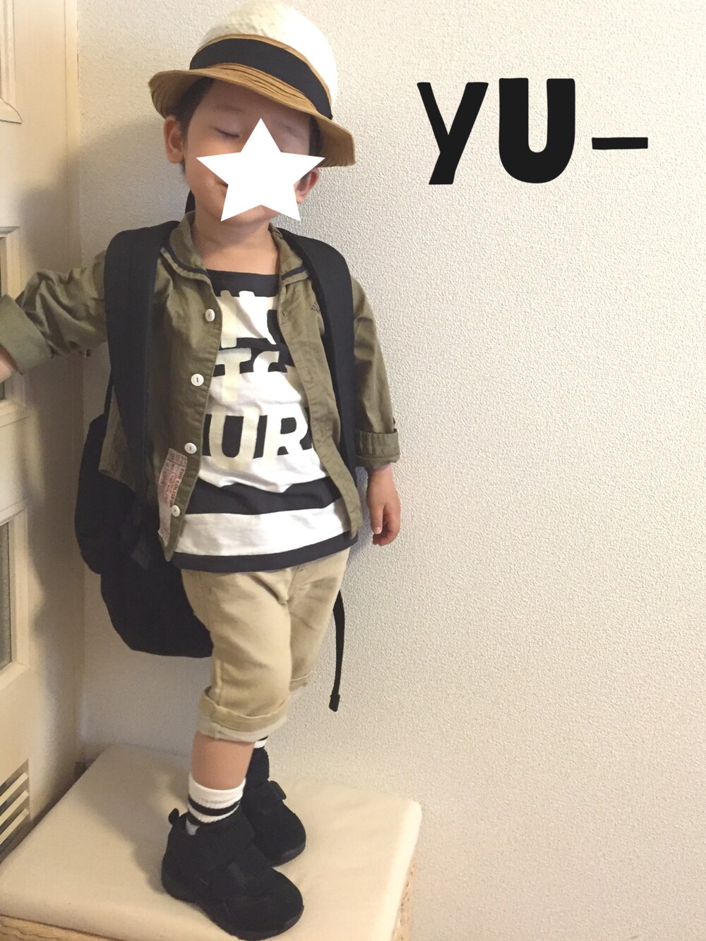 グレー系のTシャツ/カットソー、ブラック系のスニーカー、ベージュ系のその他パンツを着用したキッズの春コーディネートの1枚目の写真