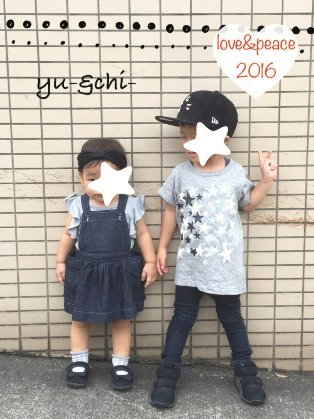 グレー系のTシャツ/カットソー、ブルー系のデニムパンツ、ブラック系のスニーカーを着用したキッズの秋コーディネートの1枚目の写真