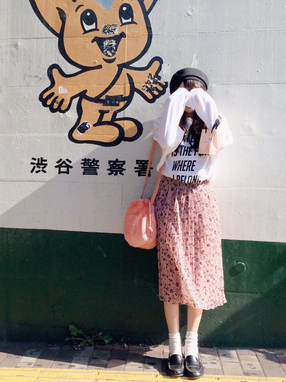 「秋のコーデ、ピンク、花柄、ベレー帽、GU、rodeo crowns、靴下屋、HARUTA、coen、ファー小物」｜「Rodeo Crownsのアイテム（ショルダーバッグ、ピンク系）」を使った、saiさん（レディース・158cm）の秋コーディネートの1枚目の写真