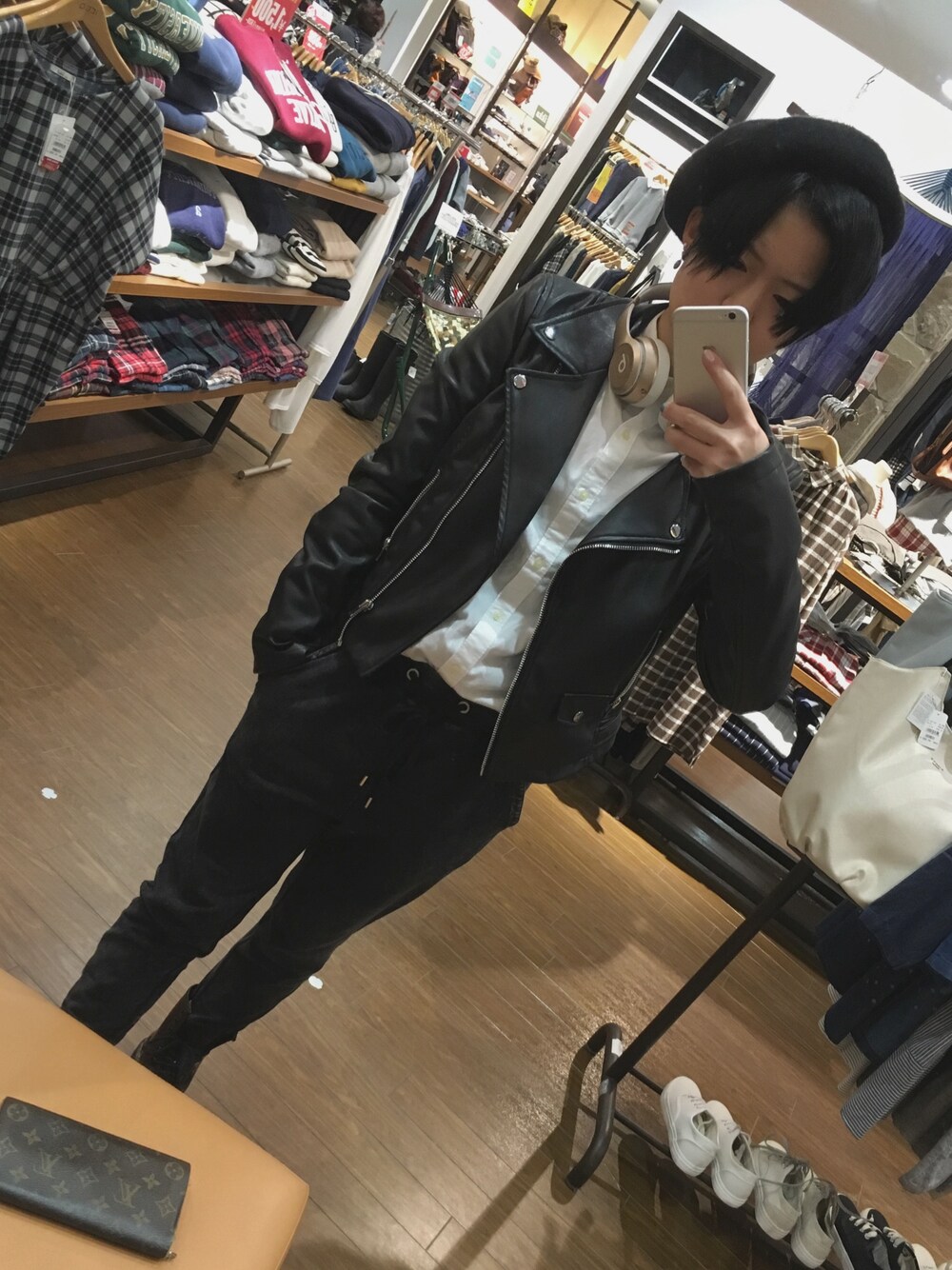 「ベレー帽、シンプル、black and white、ZARA、Dr.Martens」｜「ZARAのアイテム（ライダースジャケット、ブラック系）」を使った、ami@7さん（レディース・150cm）の春コーディネートの1枚目の写真