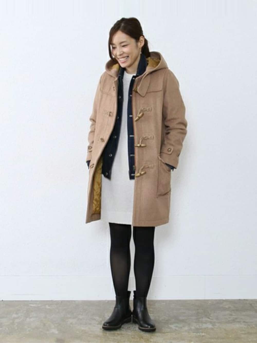 ブラック系のブーツ、ホワイト系のワンピース、ベージュ系のダッフルコートを着用したレディースの冬コーディネートの1枚目の写真