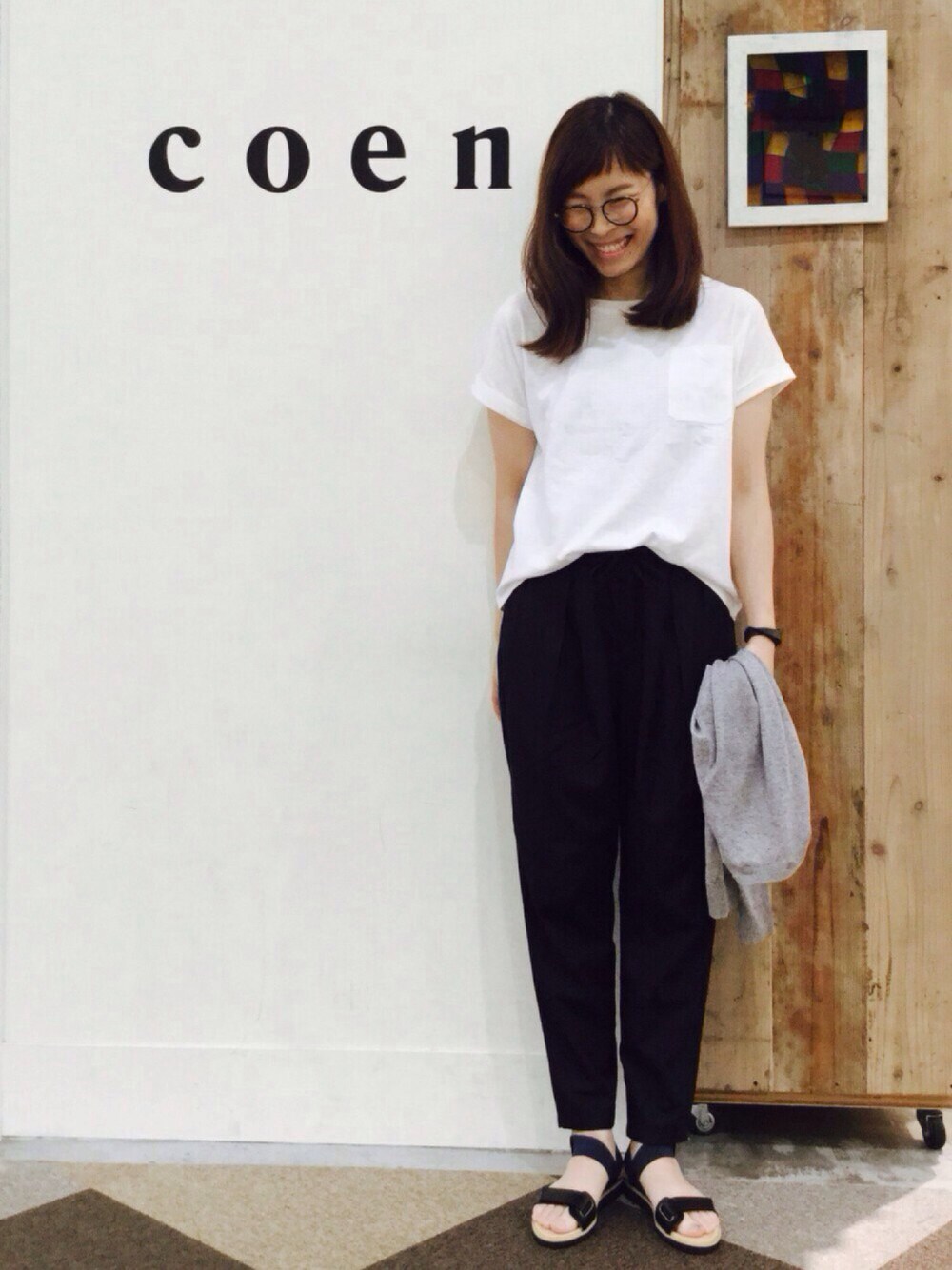 ホワイト系のTシャツ/カットソー、ブラック系のその他パンツ、ブラック系のサンダルを着用したレディースの夏コーディネートの1枚目の写真