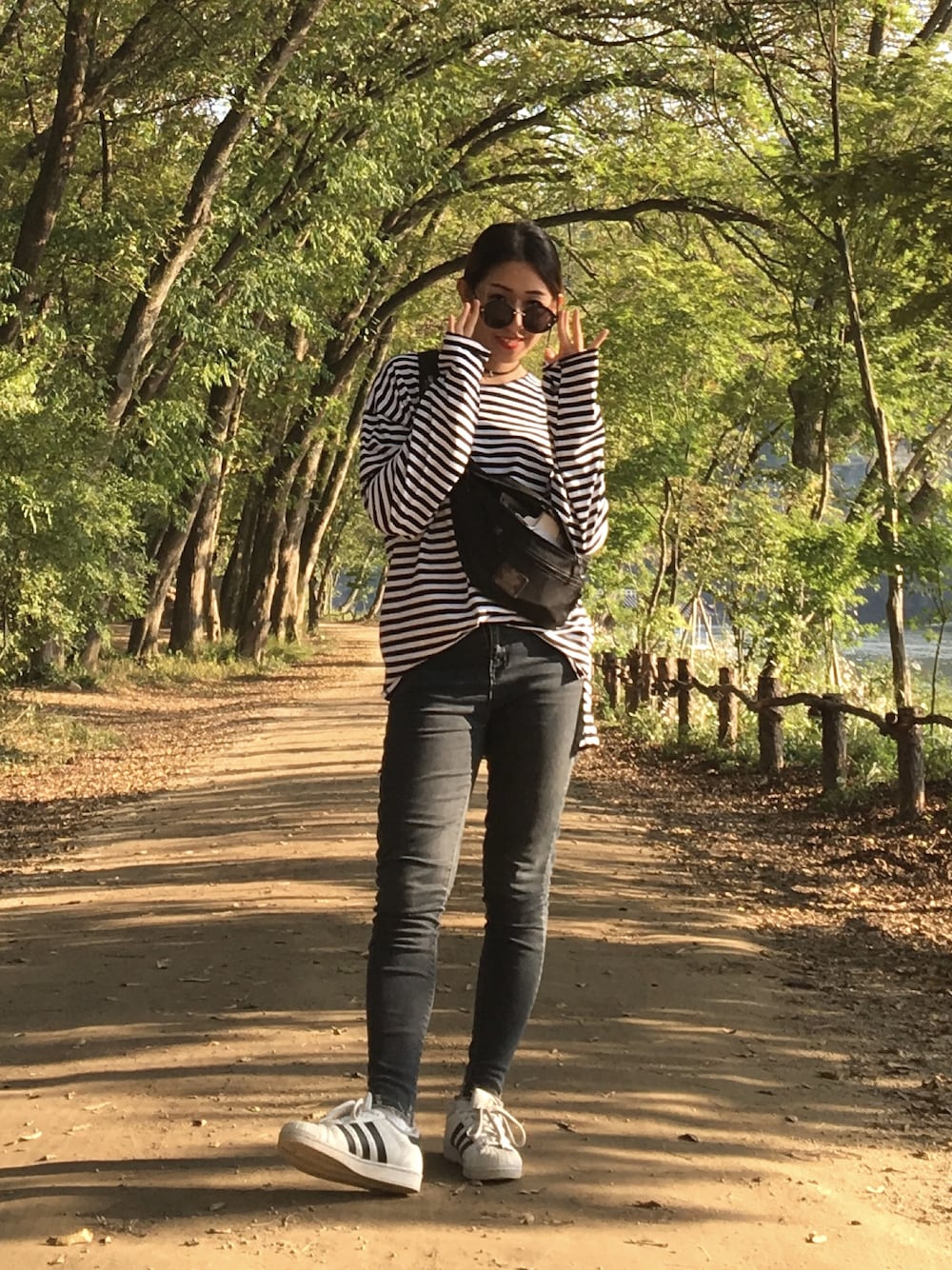 「ootd、streetstyle、black and white、swag、dope、korea」｜「adidasのADIDAS アディダス　SUPERSTAR FOUNDATION　スーパースター  C77124 WHT/CBK/WHT（スニーカー、ホワイト系）」を使った、加百列さん（レディース・164cm）の秋コーディネートの1枚目の写真